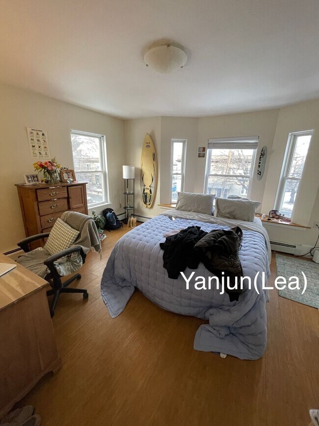 Building Photo - SEPT sweet 1bed split/2bed with an office....