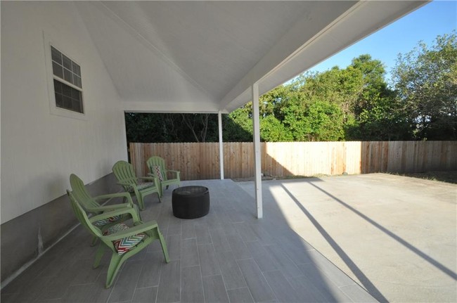 Building Photo - 201 Cedar Ridge Dr