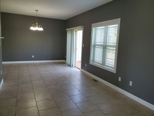 Foto del edificio - Beautiful, large 3BR 3.5 bth duplex with f...