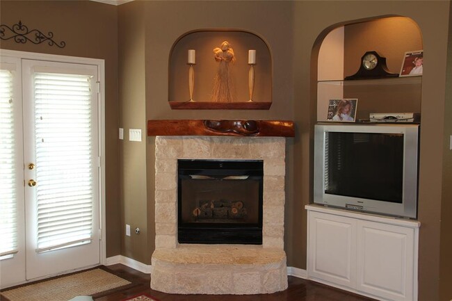 Building Photo - 5950 Mesa Verde Cir