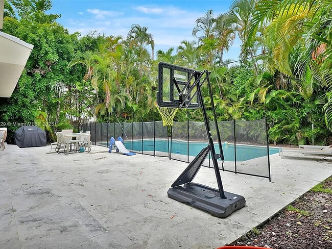 Building Photo - 5555 La Gorce Dr