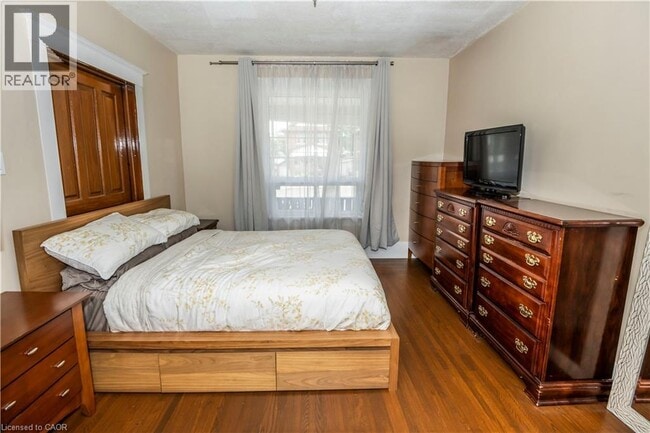 Building Photo - 408 Wellington St N