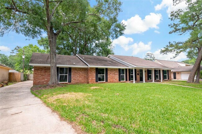 Foto del edificio - 214 Whispering Oaks Dr