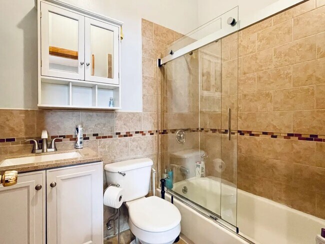 Foto del edificio - Furnished room/NOT APARTMENT