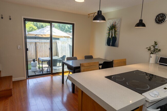 Foto del edificio - For Rent: Charming 2-Bedroom, 2-Story Condo
