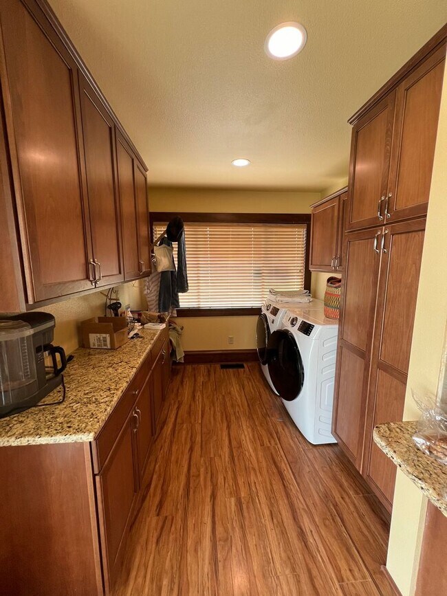 Building Photo - Quincy Country Gem! Rent Reduced