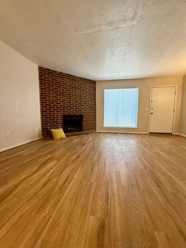 Building Photo - Duplex in East Norman with 2 car garage!
