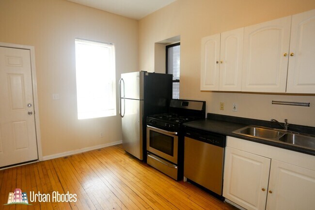 Building Photo - 1745 W North Ave