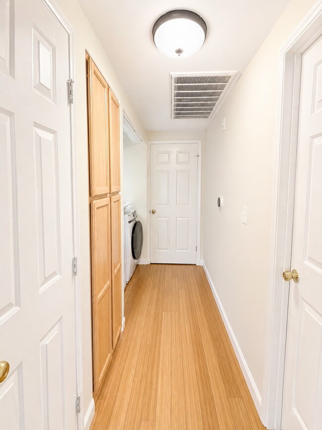 Pasillo y rincón de lavandería - 9580 W Reno Ave