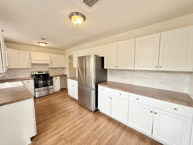 Foto del edificio - Spacious 3-Bed/2-Bath With Large Backyard