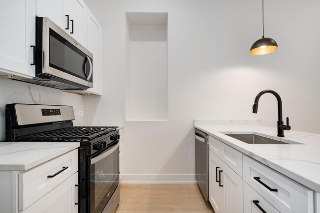Foto del edificio - 2455 W Armitage Ave