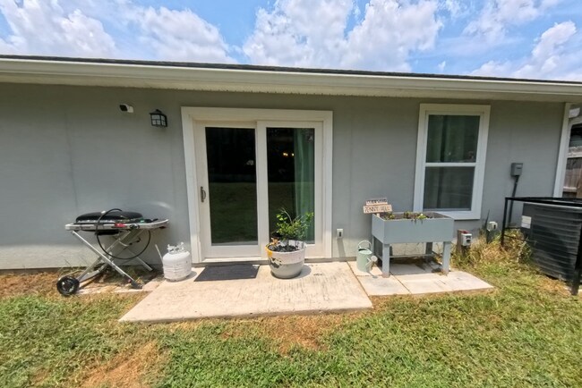 Building Photo - "Charming 3-Bed, 2-Bath Home Oasis in Jacksonville's Heart!"