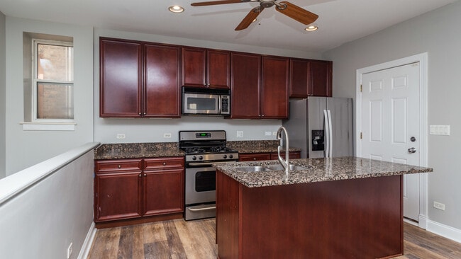 Foto del edificio - 6813 N Lakewood Ave