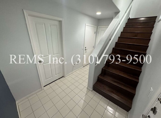 Foto del edificio - Spacious Three Level Townhome with Garage