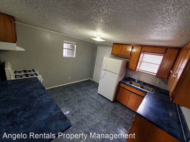 Building Photo - 3 br, 1 bath House - 220 E 9th St
