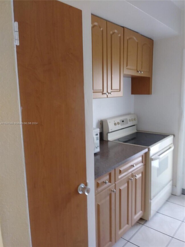 Foto del edificio - 7725 Carlyle Ave