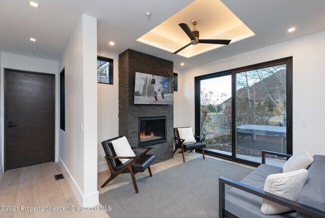 Building Photo - 1470 Sierra Vista Dr