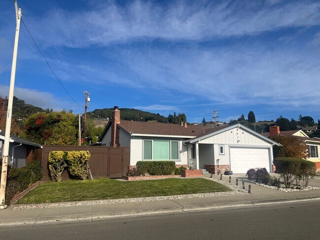 Foto del edificio - Renovated 3-Bedroom Home w/ Pool in May Valley Neighborhood