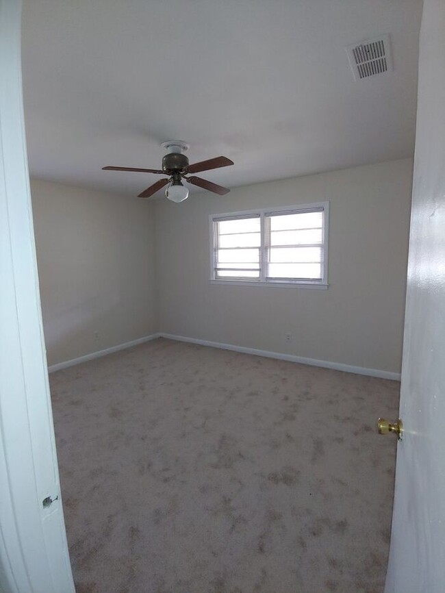 Building Photo - Stunning Duplex Available Now!