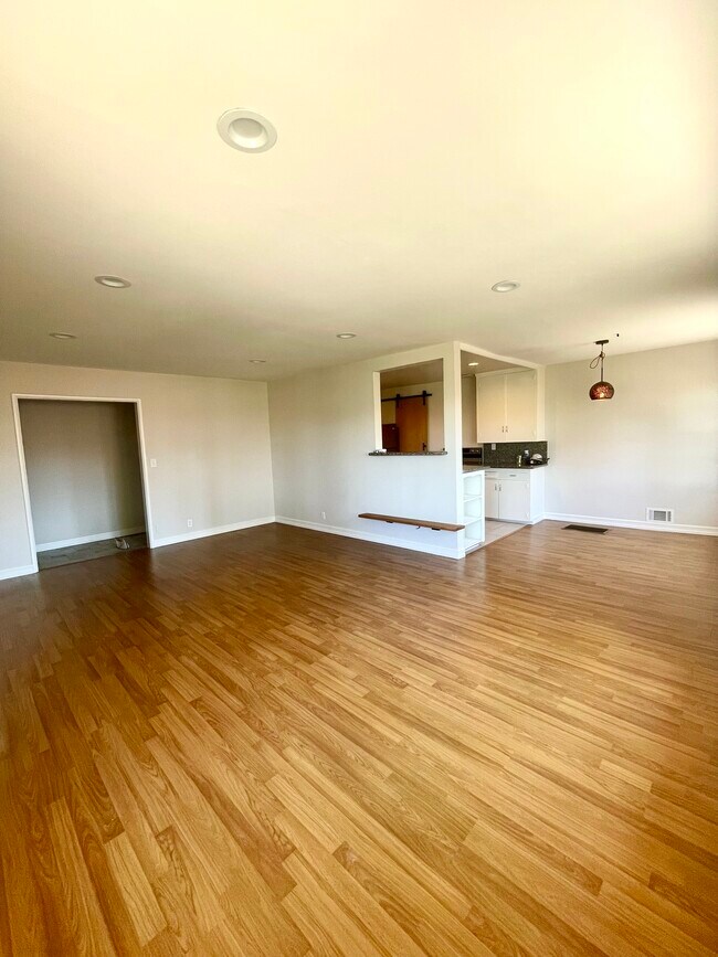 Building Photo - 5824 San Vicente Blvd