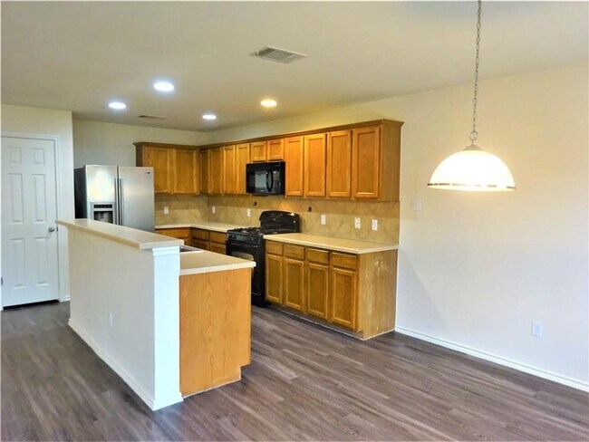 Building Photo - Well Maintained expansive 4 Bedroom Home w...