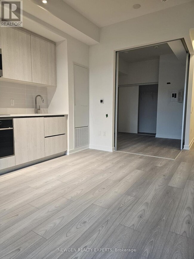 Photo du bâtiment - 110 Broadway Ave