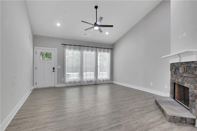 Building Photo - 9290 Long Hollow Rd