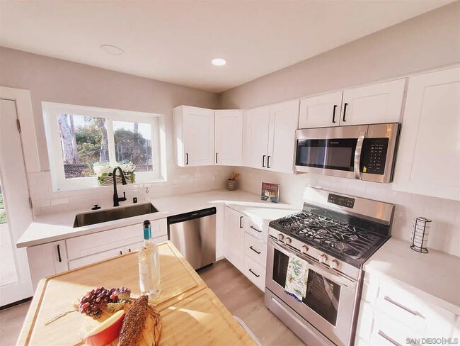 Building Photo - 870 Leppert Ct
