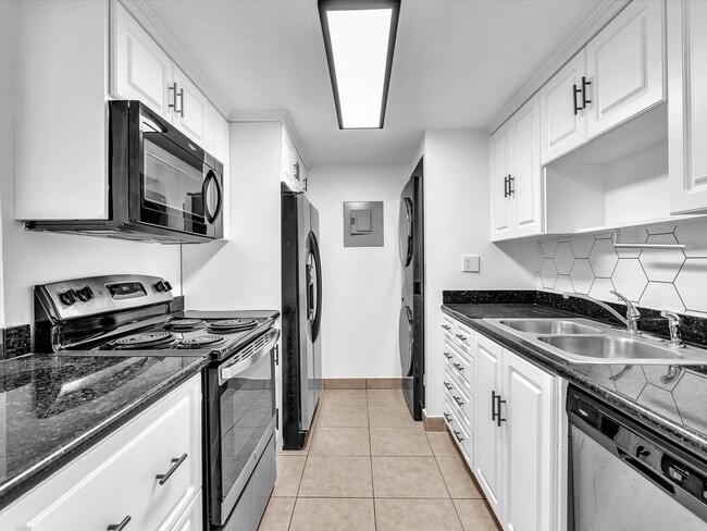 Building Photo - 220 Lakeview Dr