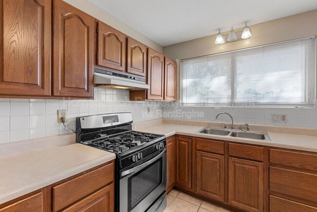 Building Photo - 560 Falcon Dr