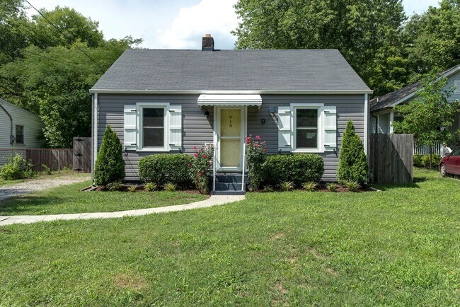 Foto del edificio - Cute and Cozy Home in Cleveland Park, Walk to Mas Tacos and The Pharmacy, Minutes to Five Points,...