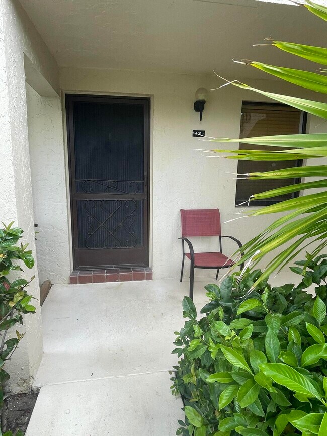 Foto del edificio - 4598 Lucerne Lakes Blvd E