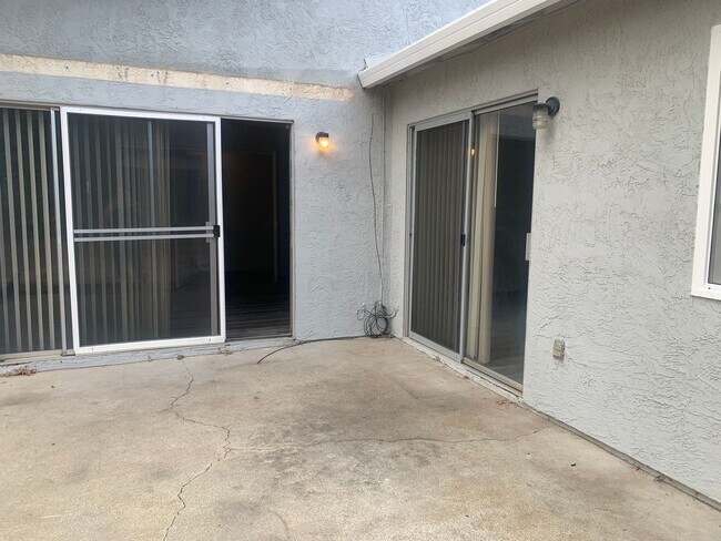 Foto del edificio - Large one story 4 bedroom home in Orangevale