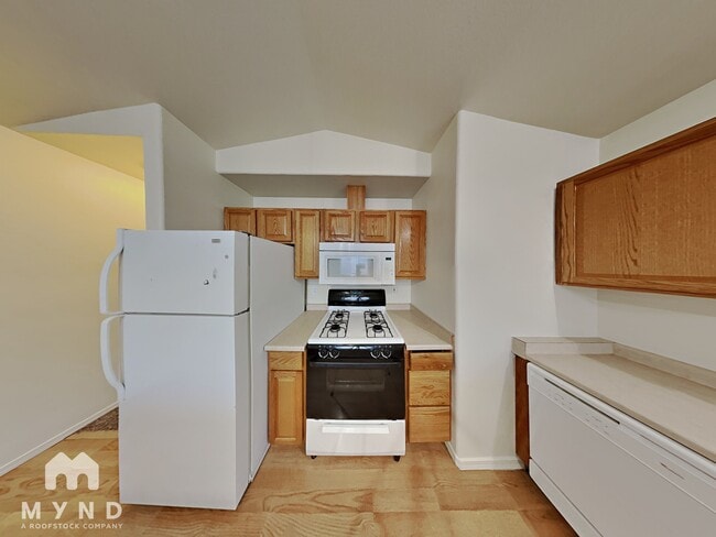 Building Photo - 476 W Plumb Ln