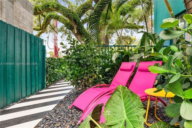 Building Photo - 1007 SE 2nd Ct