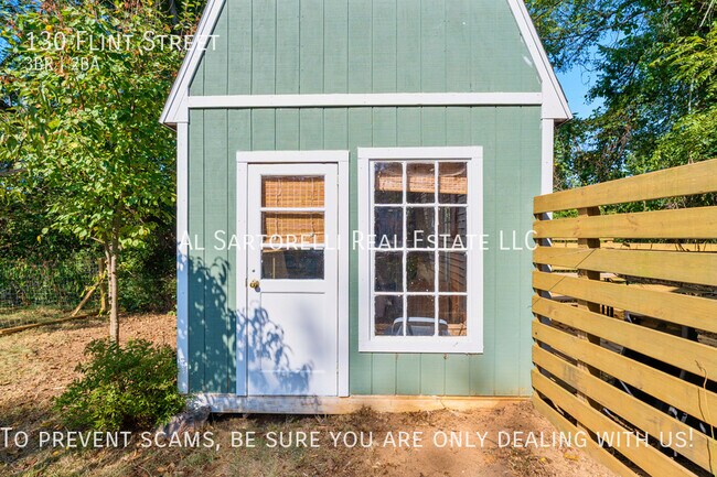 Building Photo - Gorgeous Views & Fenced in Backyard w/Priv...