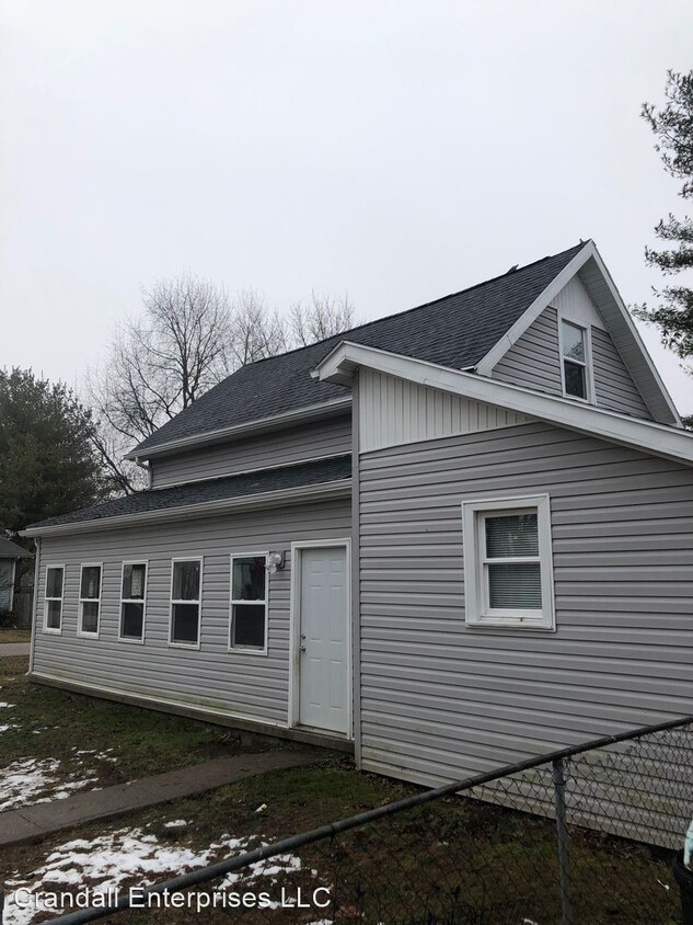 Primary Photo - 3 br, 1 bath House - 204 S Elm St.