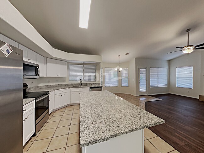 Foto del edificio - 12723 W Edgemont Ave