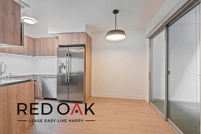 Foto del edificio - ~$505 OFF + 1 Month Free Parking ~ Amazing...