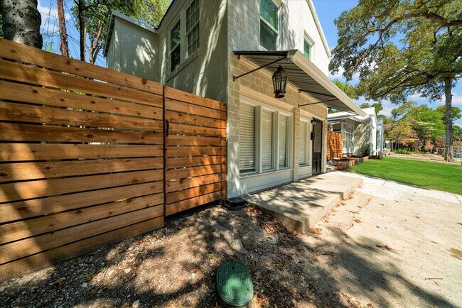 Foto del edificio - 2904 Harris Park Ave