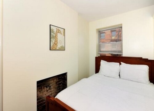 Building Photo - 411 W 37th St