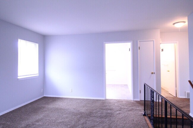 Foto del edificio - January FREE On This 2 Bedroom 1 Bath Duplex In Overland Park