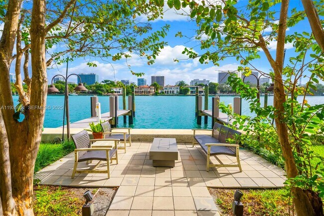 Foto del edificio - 10001 E Bay Harbor Dr