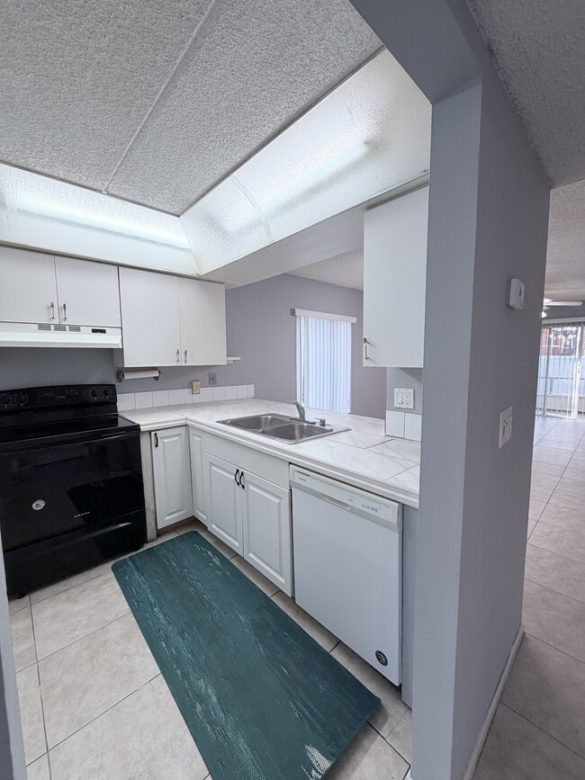 Foto del edificio - 5628 Blue Shadows Ct