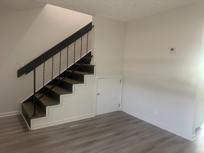 Building Photo - 1213 MLK Jr. Blvd. - Apartment 11