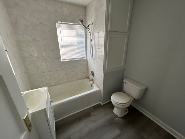 Foto del edificio - 406 E 10th St