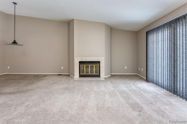Building Photo - 38856 Country Cir