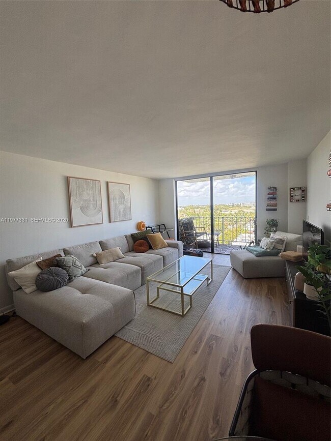 Foto del edificio - 2350 NE 135th St