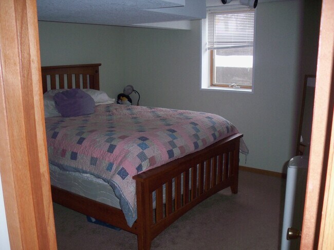 bed room - 205 Park St W