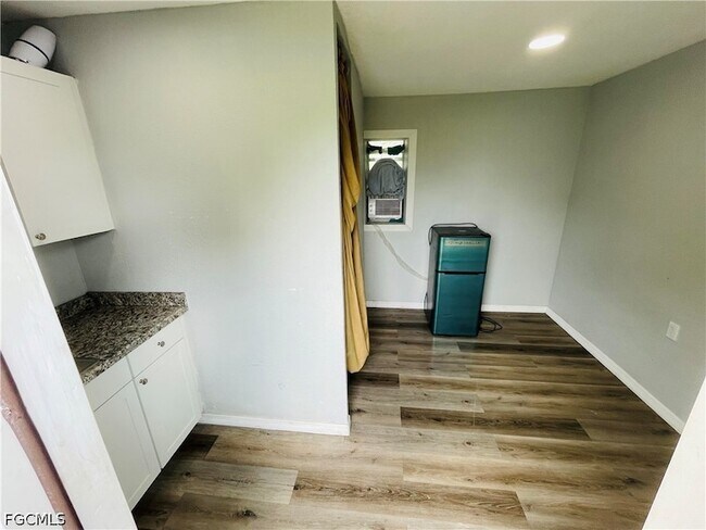Foto del edificio - 2117 Mitchell Ct
